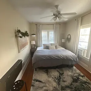 Beautiful Private With King Size Bed In Downtown Homestay