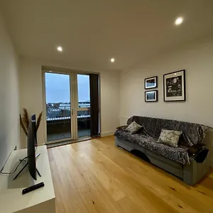 Spacious 2 Bedroom Penthouse Retreat Apartment London