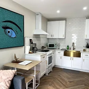 Downtown Groovy Studio Apartment